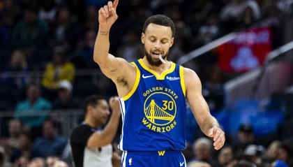 精准打击！库里底角接球 迎着防守高弧度三分砸进篮筐