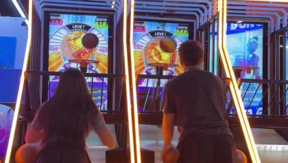 热点资讯-放松身心！克雷桑晒视频，与伴侣在电玩城玩投篮机、足球游戏