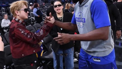 足球-格林与王以太握手致意，并在后者的专属球衣上留下签名