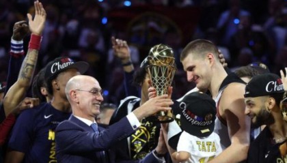 足球-掘金庆祝夺冠：约基奇狂饮酒+整蛊穆雷 马龙吻爱徒