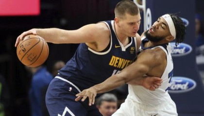 篮球-约基奇称霸低位进攻：华丽球风掩盖下他捍卫传统